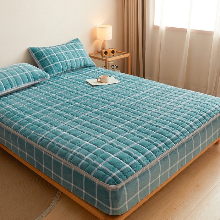 91家纺网 家纺一手货源 找家纺 澳梵家居 2025新款无印风牛奶绒夹棉床笠 青蓝格纹