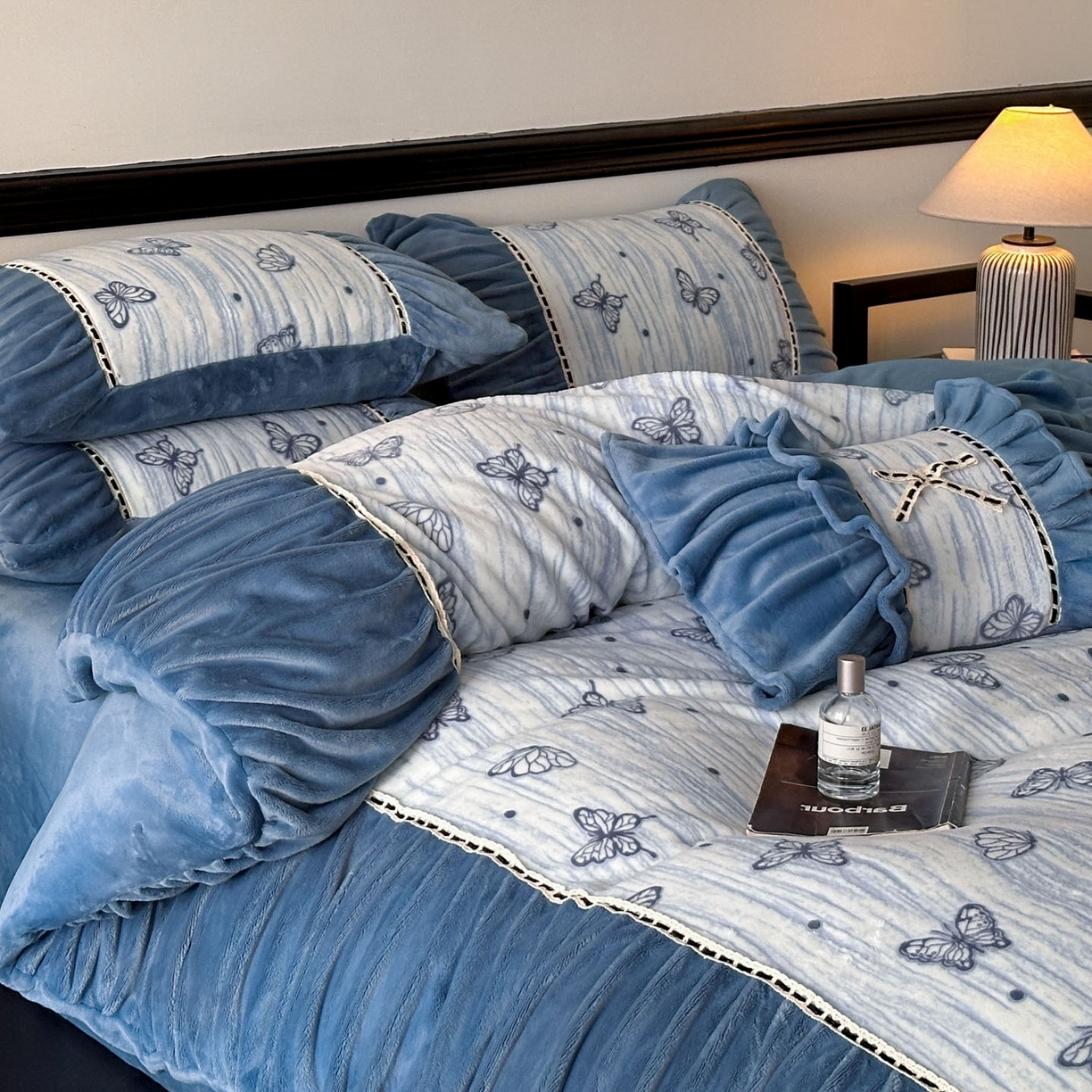 91家纺网 家纺一手货源 找家纺 博纳家纺 2025新款数码印花雕花绒法式皱皱边镂空嵌绳加厚牛奶绒四件套--蝶舞纷飞系列 蝶舞纷飞-宾利蓝