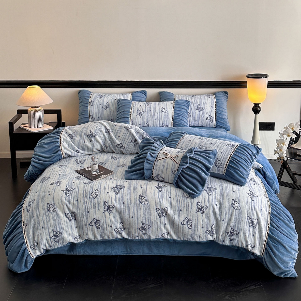 91家纺网 家纺一手货源 找家纺 （总）博纳家纺 2025新款数码印花雕花绒法式皱皱边镂空嵌绳加厚牛奶绒四件套--蝶舞纷飞系列