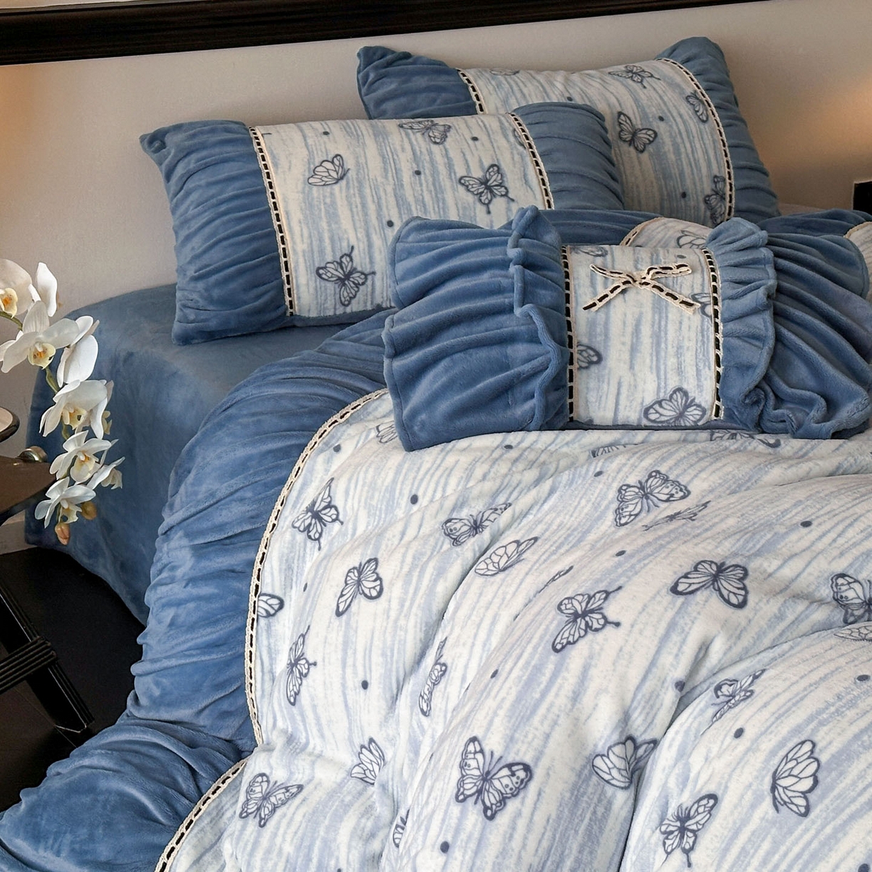 91家纺网 家纺一手货源 找家纺 博纳家纺 2025新款数码印花雕花绒法式皱皱边镂空嵌绳加厚牛奶绒四件套--蝶舞纷飞系列 蝶舞纷飞-宾利蓝