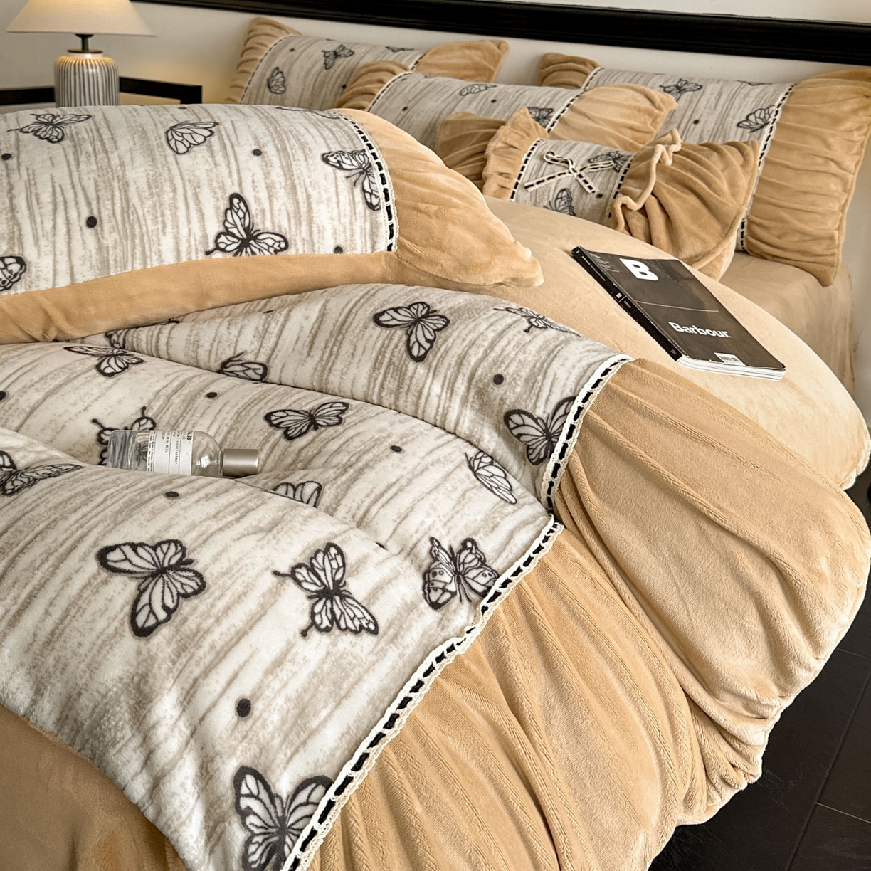 91家纺网 家纺一手货源 找家纺 博纳家纺 2025新款数码印花雕花绒法式皱皱边镂空嵌绳加厚牛奶绒四件套--蝶舞纷飞系列 蝶舞纷飞-香槟