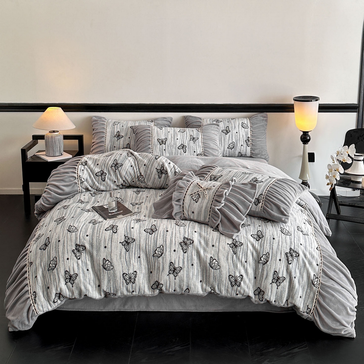 91家纺网 家纺一手货源 找家纺 （总）博纳家纺 2025新款数码印花雕花绒法式皱皱边镂空嵌绳加厚牛奶绒四件套--蝶舞纷飞系列