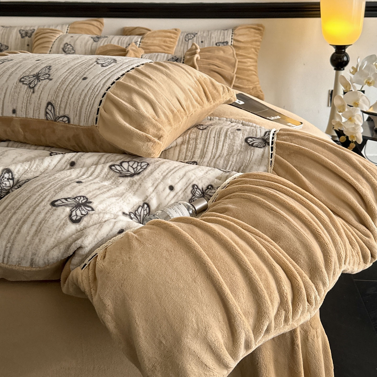 91家纺网 家纺一手货源 找家纺 博纳家纺 2025新款数码印花雕花绒法式皱皱边镂空嵌绳加厚牛奶绒四件套--蝶舞纷飞系列 蝶舞纷飞-香槟