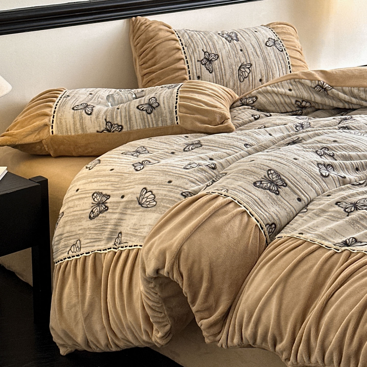 91家纺网 家纺一手货源 找家纺 博纳家纺 2025新款数码印花雕花绒法式皱皱边镂空嵌绳加厚牛奶绒四件套--蝶舞纷飞系列 蝶舞纷飞-香槟