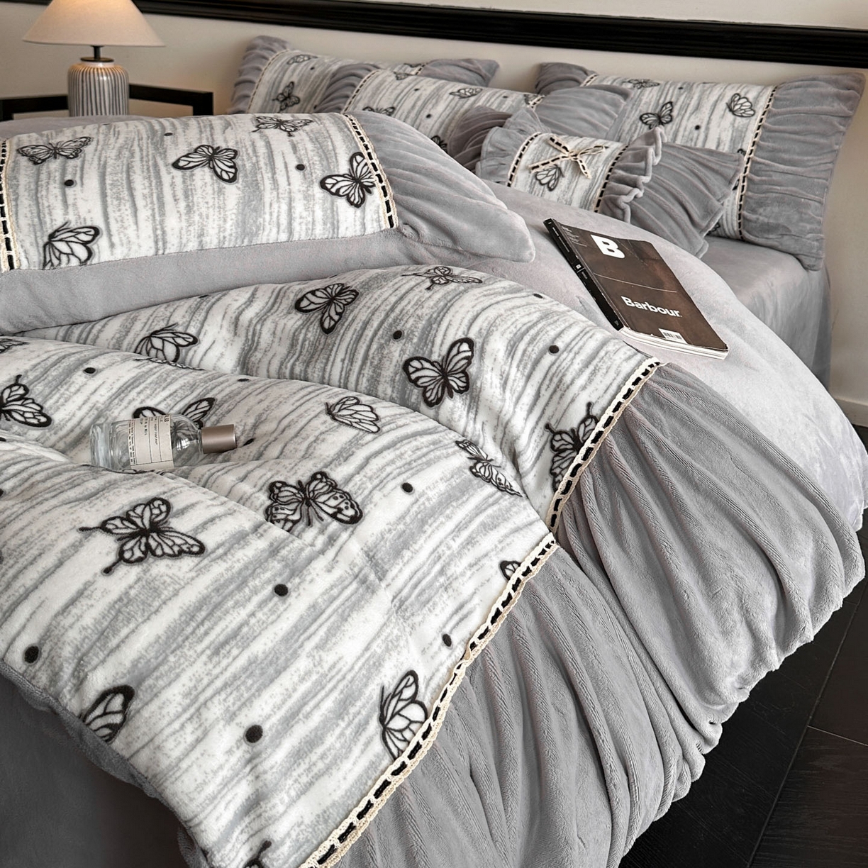 91家纺网 家纺一手货源 找家纺 博纳家纺 2025新款数码印花雕花绒法式皱皱边镂空嵌绳加厚牛奶绒四件套--蝶舞纷飞系列 蝶舞纷飞-高级灰
