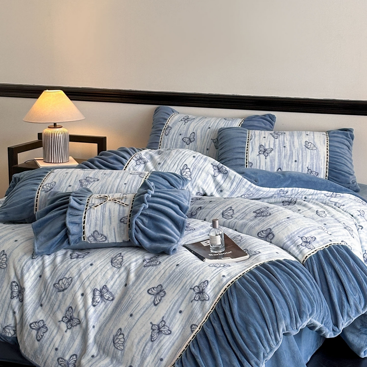 91家纺网 家纺一手货源 找家纺 博纳家纺 2025新款数码印花雕花绒法式皱皱边镂空嵌绳加厚牛奶绒四件套--蝶舞纷飞系列 蝶舞纷飞-宾利蓝