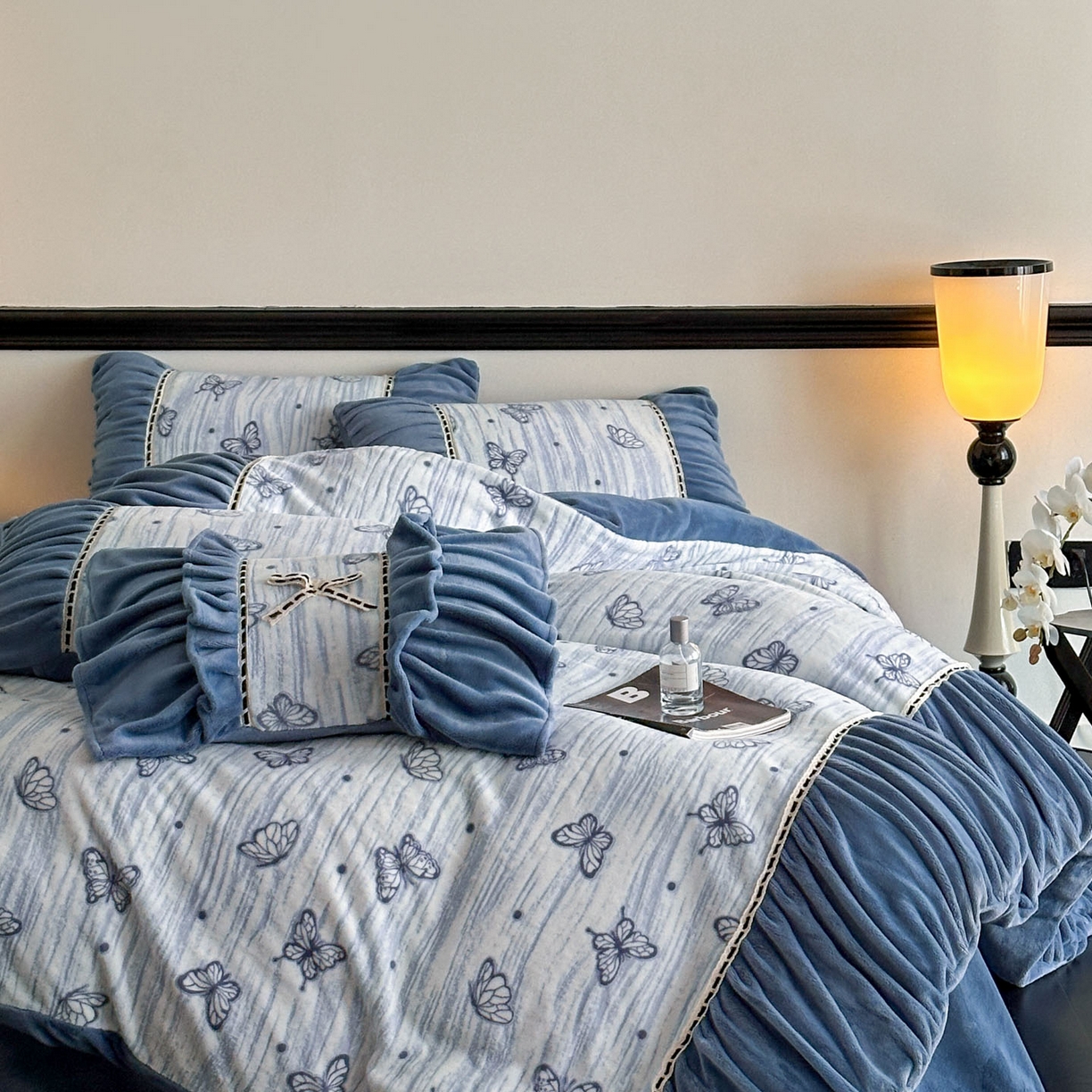 91家纺网 家纺一手货源 找家纺 （总）博纳家纺 2025新款数码印花雕花绒法式皱皱边镂空嵌绳加厚牛奶绒四件套--蝶舞纷飞系列