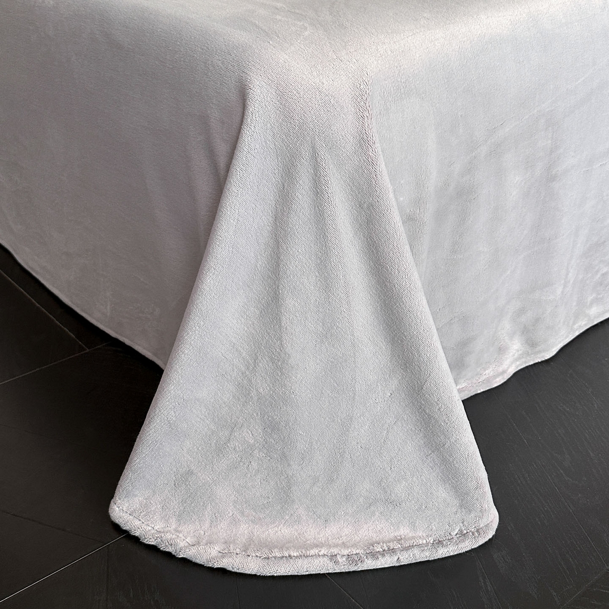 91家纺网 家纺一手货源 找家纺 博纳家纺 2025新款数码印花雕花绒法式皱皱边镂空嵌绳加厚牛奶绒四件套--蝶舞纷飞系列 蝶舞纷飞-高级灰