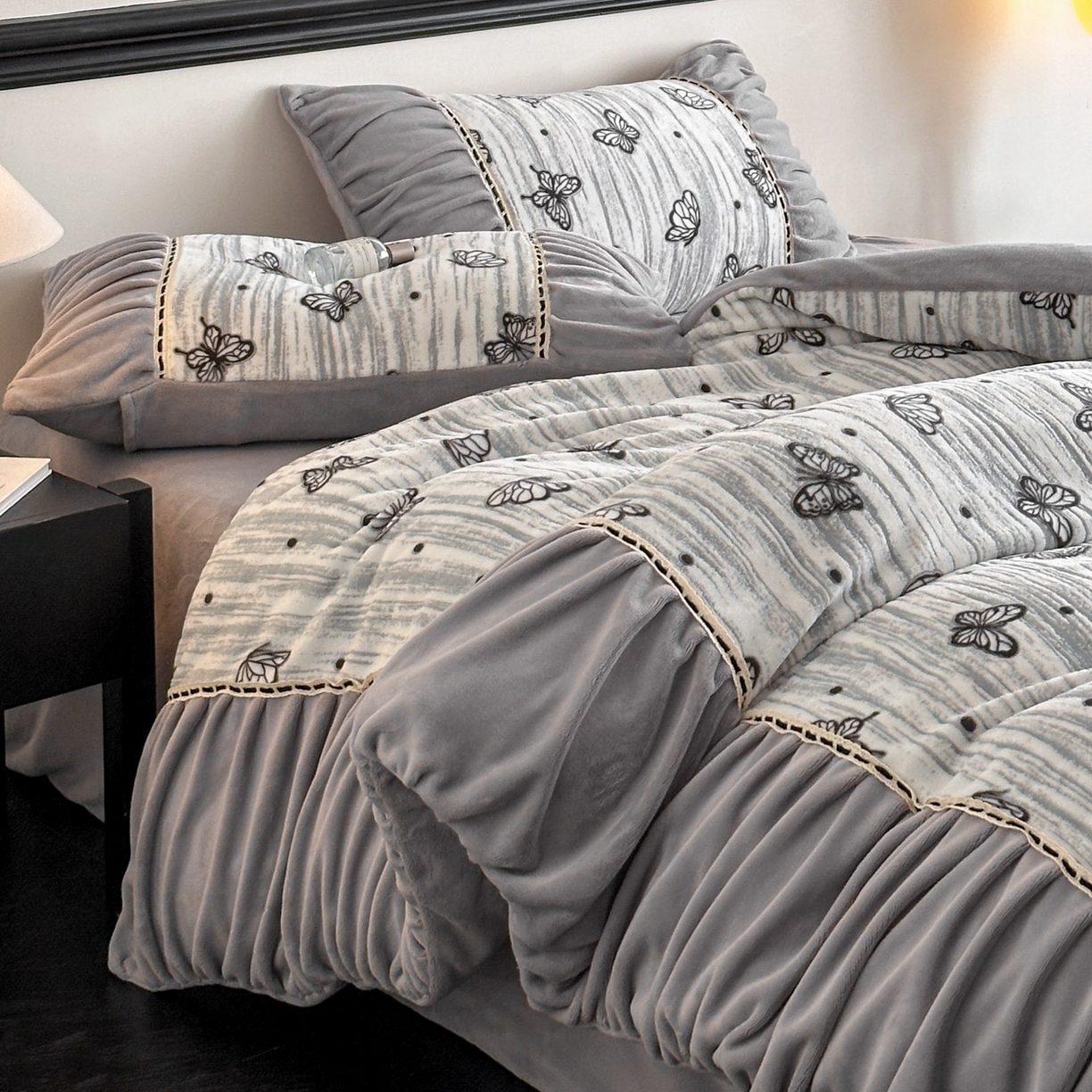91家纺网 家纺一手货源 找家纺 博纳家纺 2025新款数码印花雕花绒法式皱皱边镂空嵌绳加厚牛奶绒四件套--蝶舞纷飞系列 蝶舞纷飞-高级灰