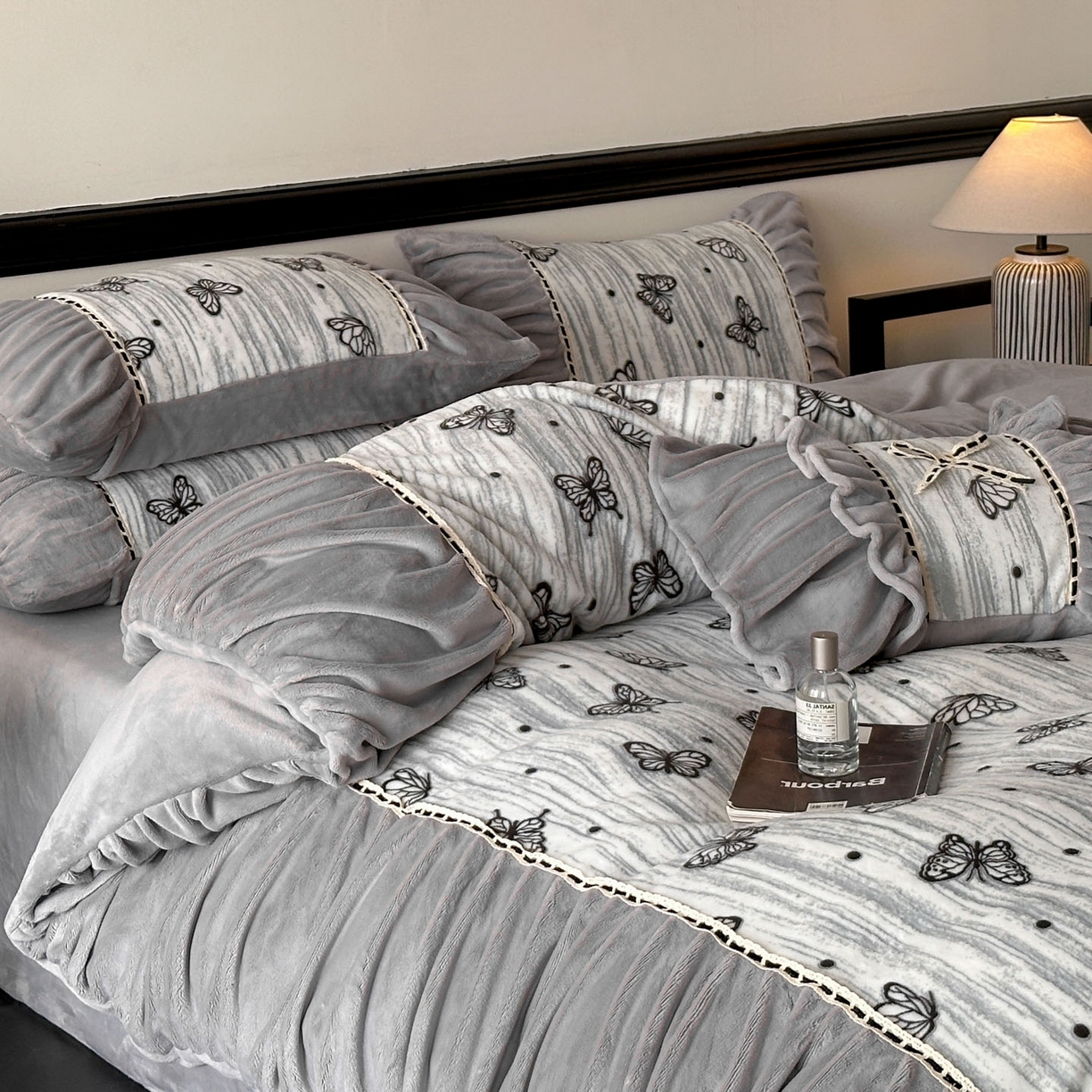 91家纺网 家纺一手货源 找家纺 博纳家纺 2025新款数码印花雕花绒法式皱皱边镂空嵌绳加厚牛奶绒四件套--蝶舞纷飞系列 蝶舞纷飞-高级灰