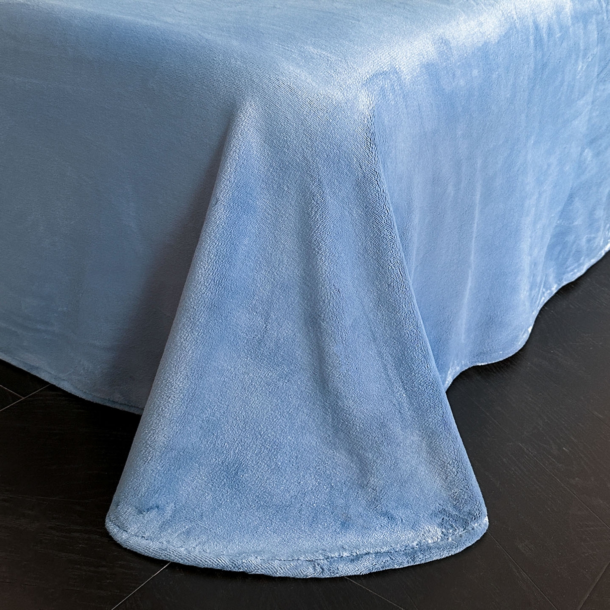 91家纺网 家纺一手货源 找家纺 博纳家纺 2025新款数码印花雕花绒法式皱皱边镂空嵌绳加厚牛奶绒四件套--蝶舞纷飞系列 蝶舞纷飞-宾利蓝