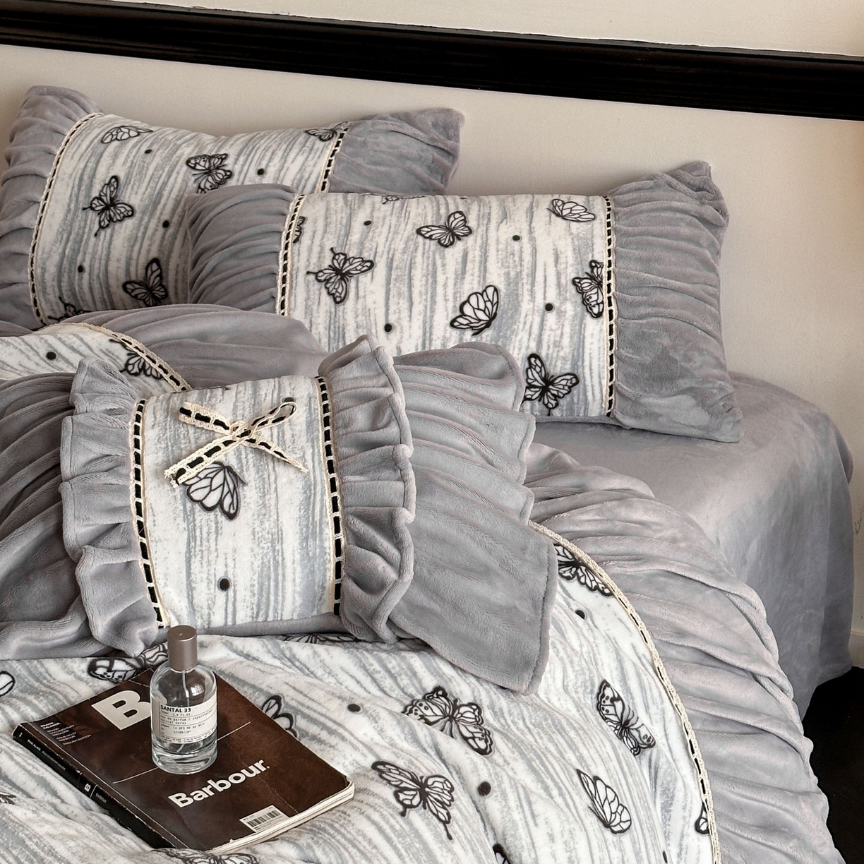 91家纺网 家纺一手货源 找家纺 博纳家纺 2025新款数码印花雕花绒法式皱皱边镂空嵌绳加厚牛奶绒四件套--蝶舞纷飞系列 蝶舞纷飞-高级灰