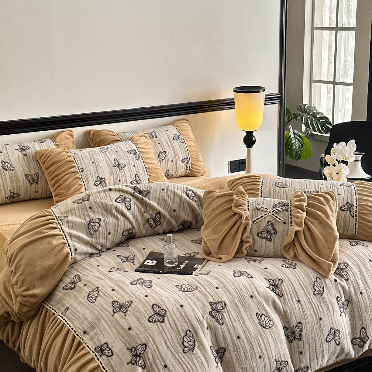 91家纺网 家纺一手货源 找家纺 博纳家纺 2025新款数码印花雕花绒法式皱皱边镂空嵌绳加厚牛奶绒四件套--蝶舞纷飞系列 蝶舞纷飞-香槟