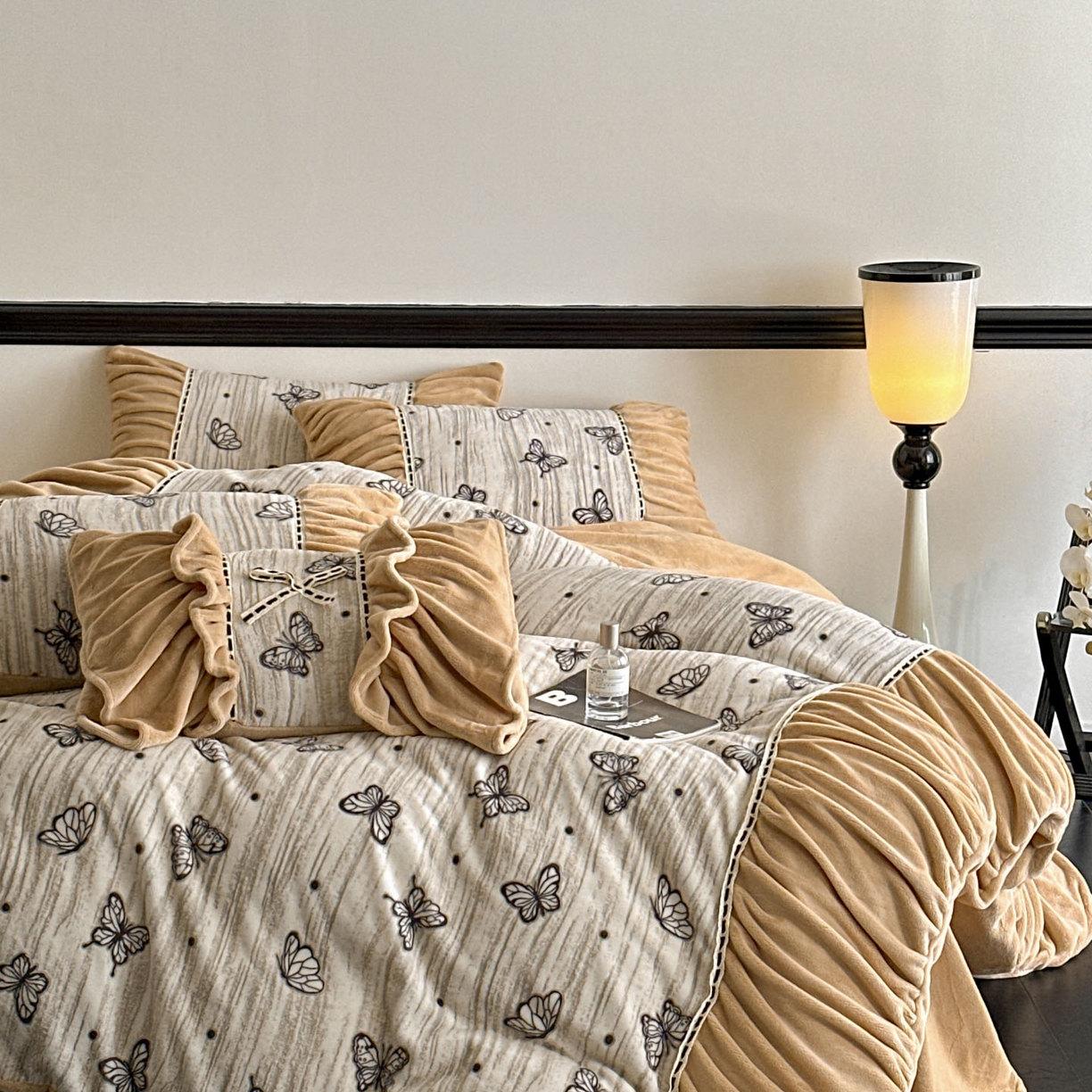 91家纺网 家纺一手货源 找家纺 博纳家纺 2025新款数码印花雕花绒法式皱皱边镂空嵌绳加厚牛奶绒四件套--蝶舞纷飞系列 蝶舞纷飞-香槟