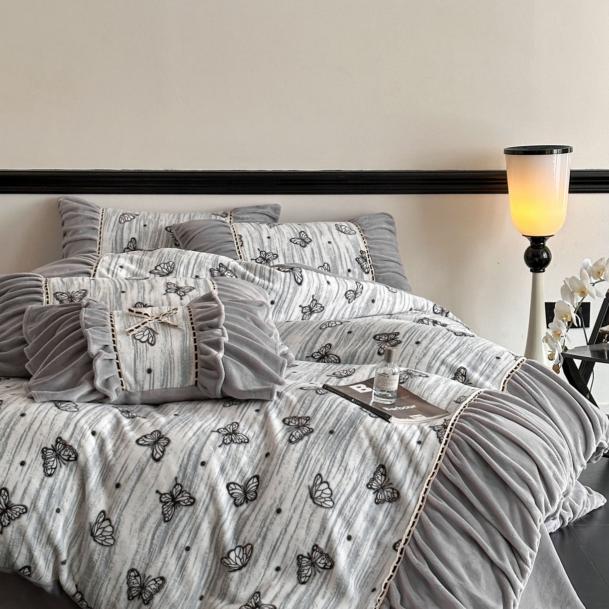 91家纺网 家纺一手货源 找家纺 博纳家纺 2025新款数码印花雕花绒法式皱皱边镂空嵌绳加厚牛奶绒四件套--蝶舞纷飞系列 蝶舞纷飞-高级灰