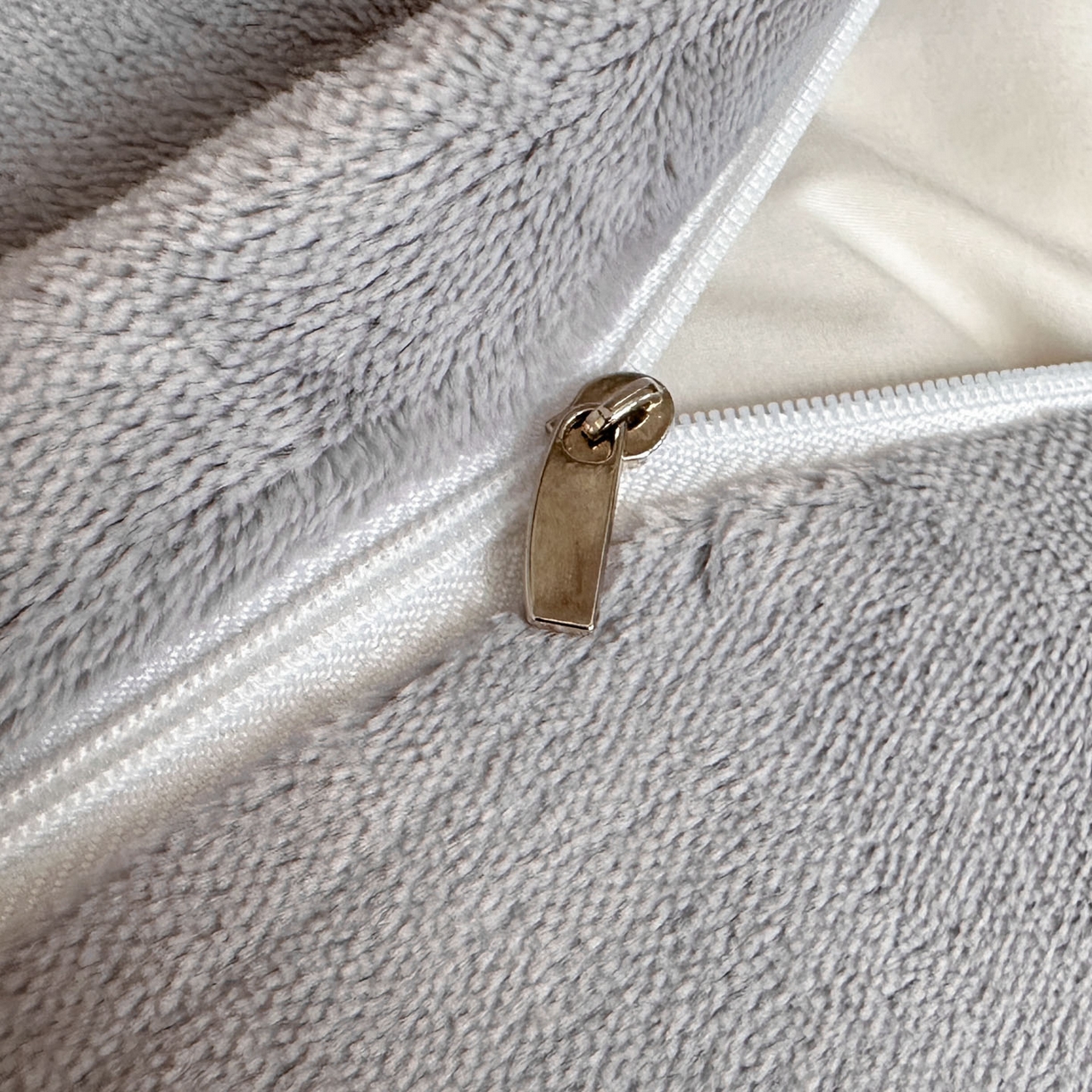 91家纺网 家纺一手货源 找家纺 博纳家纺 2025新款数码印花雕花绒法式皱皱边镂空嵌绳加厚牛奶绒四件套--蝶舞纷飞系列 蝶舞纷飞-高级灰