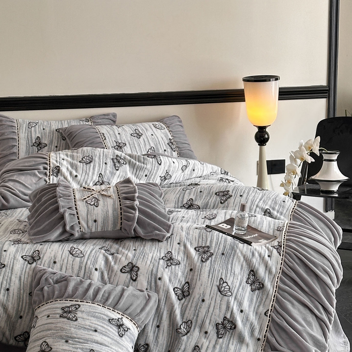 91家纺网 家纺一手货源 找家纺 博纳家纺 2025新款数码印花雕花绒法式皱皱边镂空嵌绳加厚牛奶绒四件套--蝶舞纷飞系列 蝶舞纷飞-高级灰