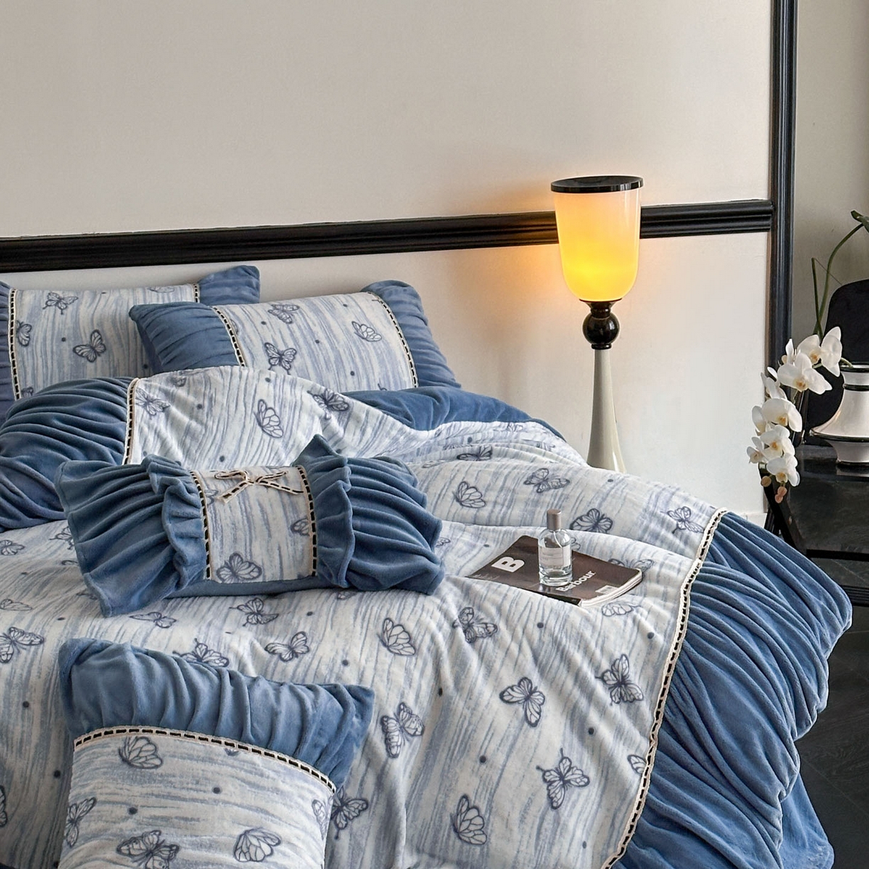 91家纺网 家纺一手货源 找家纺 （总）博纳家纺 2025新款数码印花雕花绒法式皱皱边镂空嵌绳加厚牛奶绒四件套--蝶舞纷飞系列