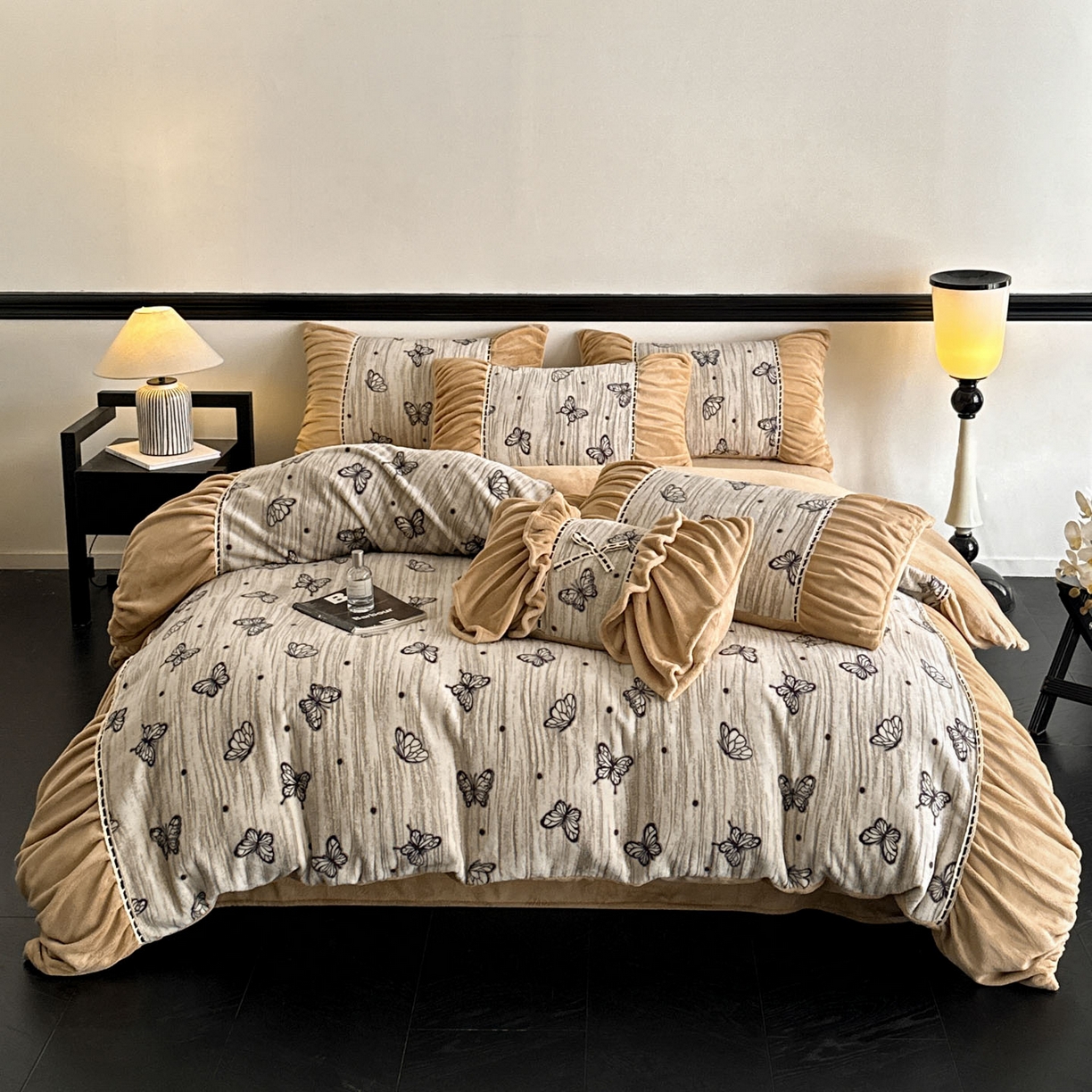 91家纺网 家纺一手货源 找家纺 （总）博纳家纺 2025新款数码印花雕花绒法式皱皱边镂空嵌绳加厚牛奶绒四件套--蝶舞纷飞系列