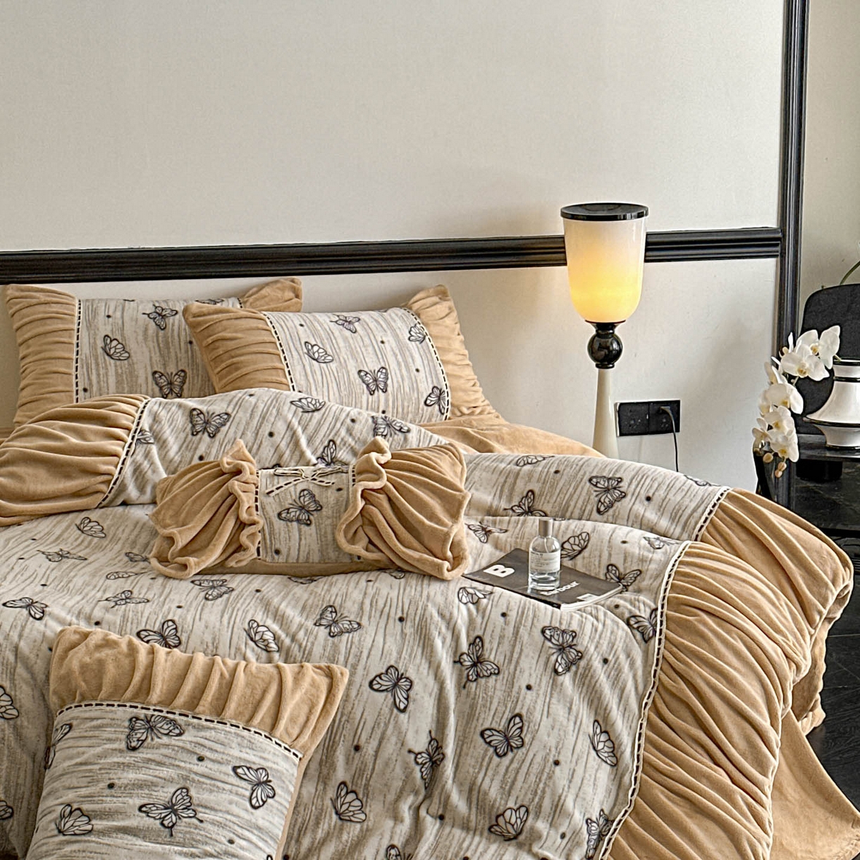 91家纺网 家纺一手货源 找家纺 博纳家纺 2025新款数码印花雕花绒法式皱皱边镂空嵌绳加厚牛奶绒四件套--蝶舞纷飞系列 蝶舞纷飞-香槟