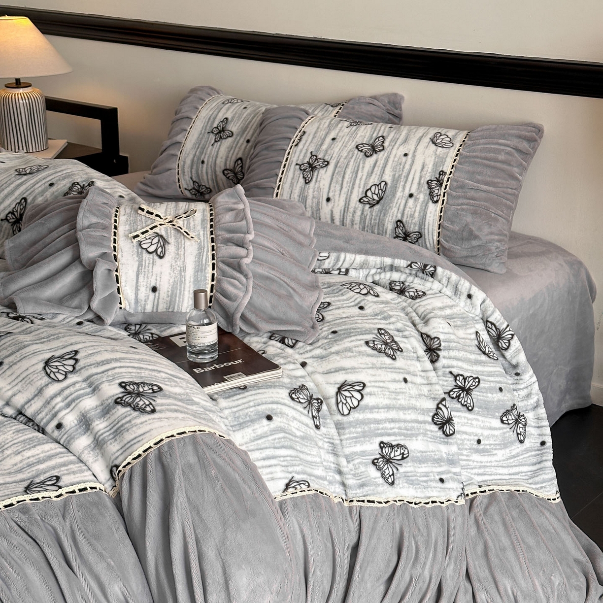 91家纺网 家纺一手货源 找家纺 博纳家纺 2025新款数码印花雕花绒法式皱皱边镂空嵌绳加厚牛奶绒四件套--蝶舞纷飞系列 蝶舞纷飞-高级灰