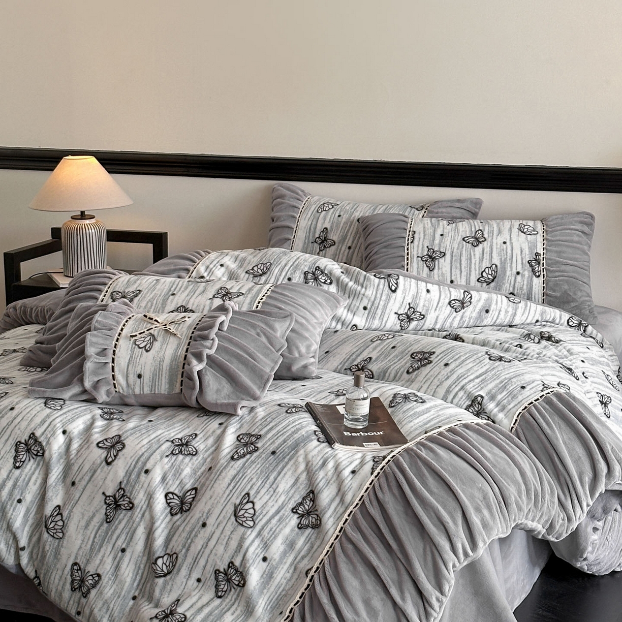 91家纺网 家纺一手货源 找家纺 博纳家纺 2025新款数码印花雕花绒法式皱皱边镂空嵌绳加厚牛奶绒四件套--蝶舞纷飞系列 蝶舞纷飞-高级灰