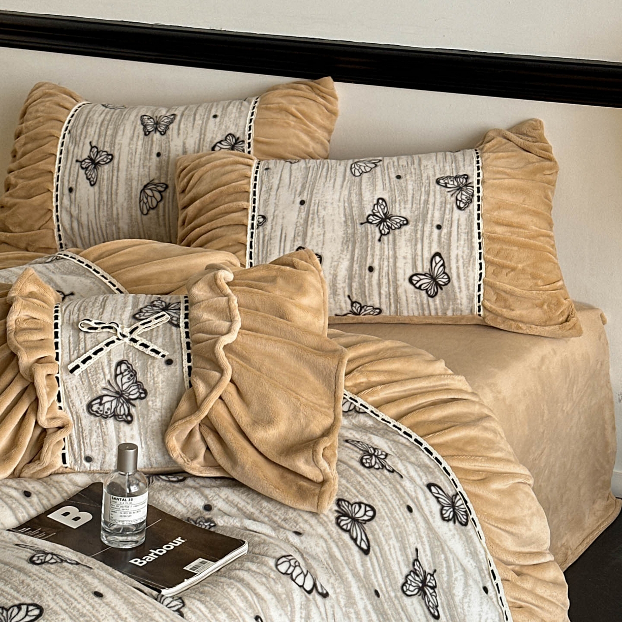 91家纺网 家纺一手货源 找家纺 博纳家纺 2025新款数码印花雕花绒法式皱皱边镂空嵌绳加厚牛奶绒四件套--蝶舞纷飞系列 蝶舞纷飞-香槟