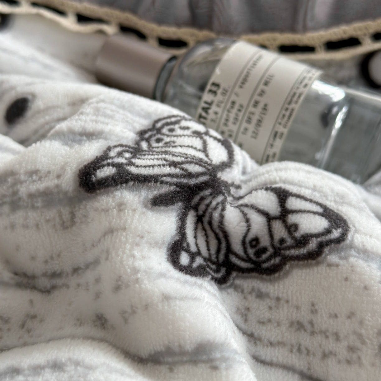 91家纺网 家纺一手货源 找家纺 博纳家纺 2025新款数码印花雕花绒法式皱皱边镂空嵌绳加厚牛奶绒四件套--蝶舞纷飞系列 蝶舞纷飞-高级灰