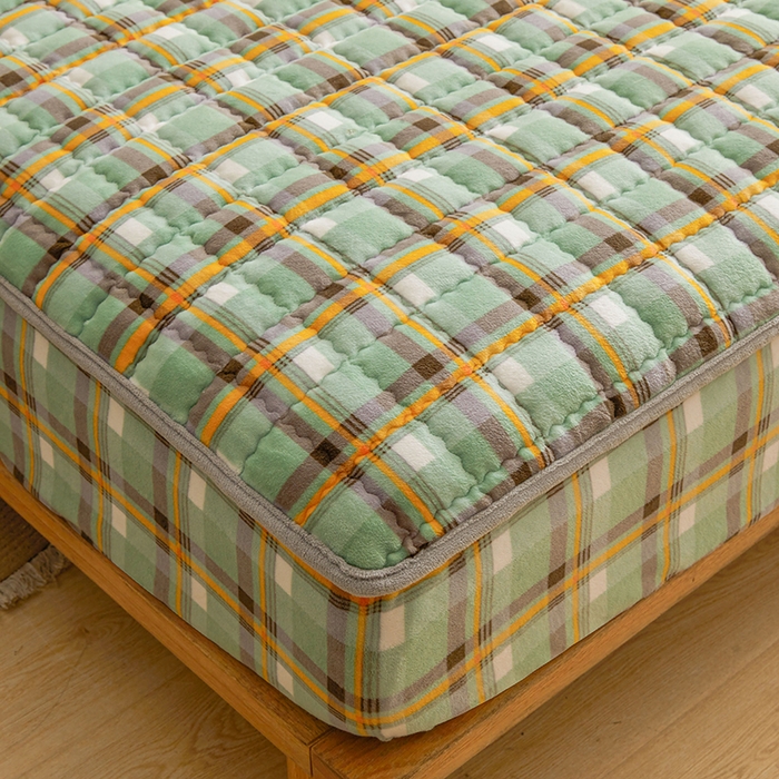 91家纺网 家纺一手货源 找家纺 澳梵家居 2025新款无印风牛奶绒夹棉床笠 青绿黄格纹