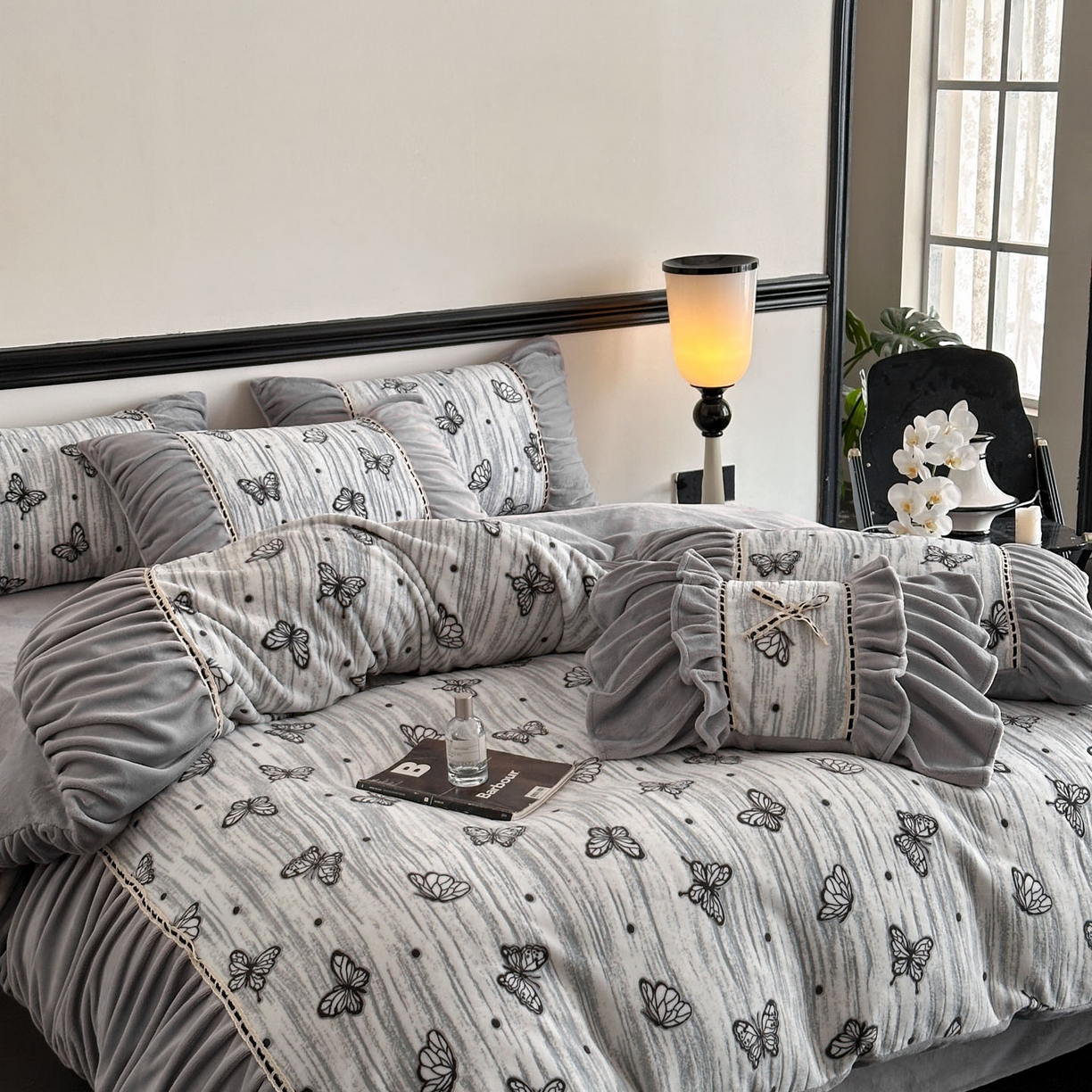 91家纺网 家纺一手货源 找家纺 博纳家纺 2025新款数码印花雕花绒法式皱皱边镂空嵌绳加厚牛奶绒四件套--蝶舞纷飞系列 蝶舞纷飞-高级灰