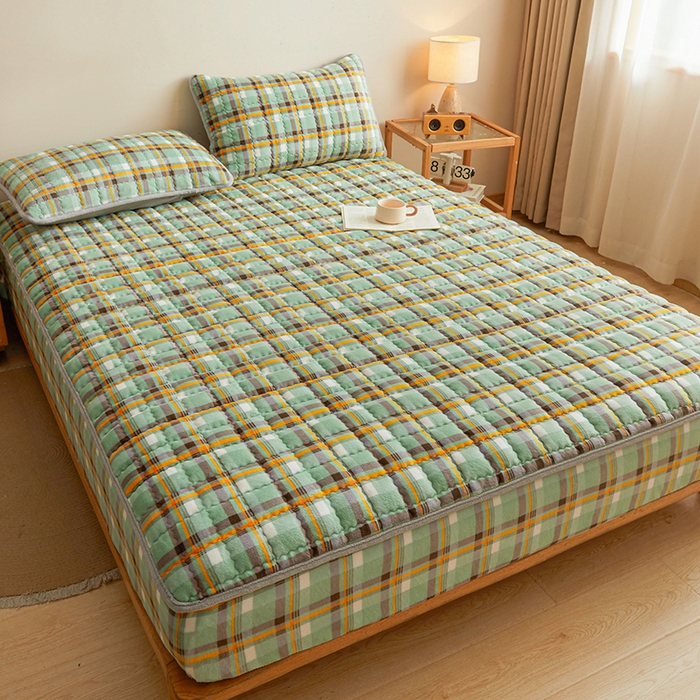 91家纺网 家纺一手货源 找家纺 澳梵家居 2025新款无印风牛奶绒夹棉床笠 青绿黄格纹