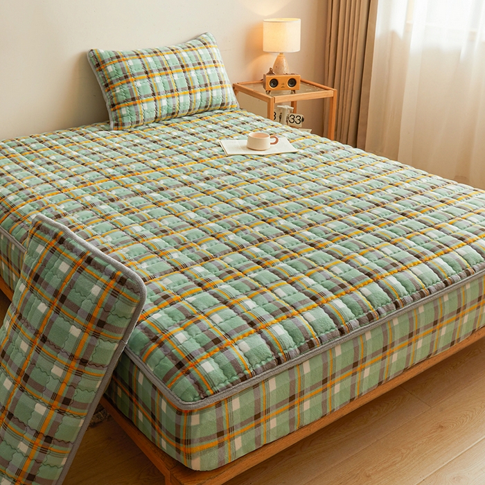 91家纺网 家纺一手货源 找家纺 澳梵家居 2025新款无印风牛奶绒夹棉床笠 青绿黄格纹