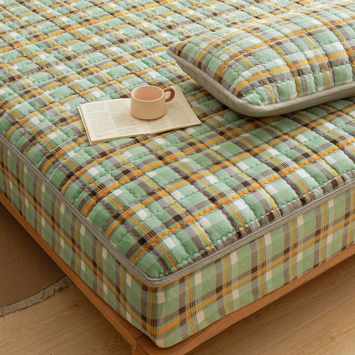 91家纺网 家纺一手货源 找家纺 澳梵家居 2025新款无印风牛奶绒夹棉床笠 青绿黄格纹