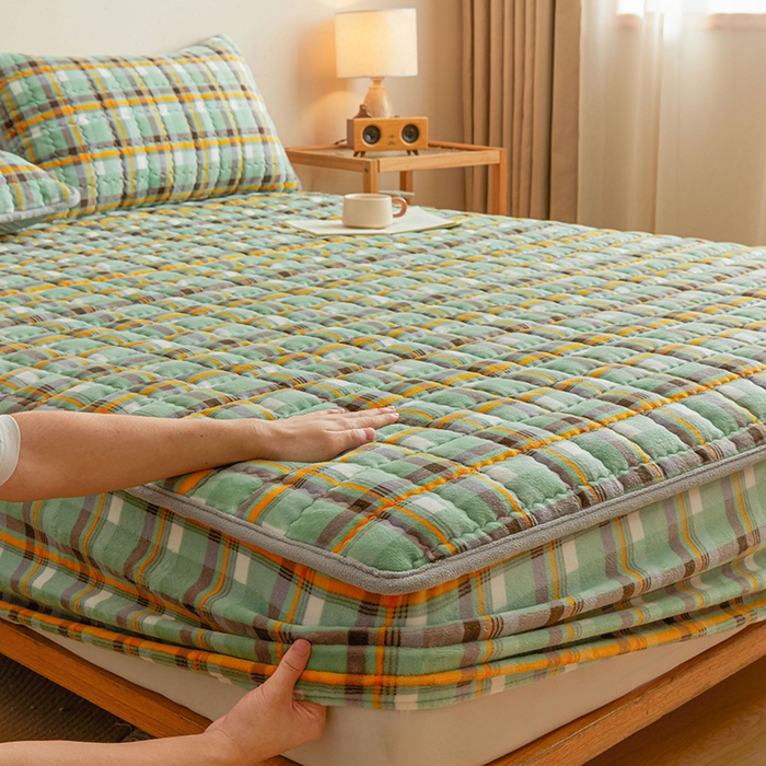 91家纺网 家纺一手货源 找家纺 澳梵家居 2025新款无印风牛奶绒夹棉床笠 青绿黄格纹