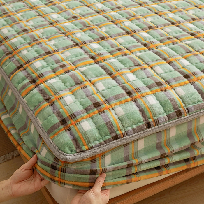 91家纺网 家纺一手货源 找家纺 澳梵家居 2025新款无印风牛奶绒夹棉床笠 青绿黄格纹