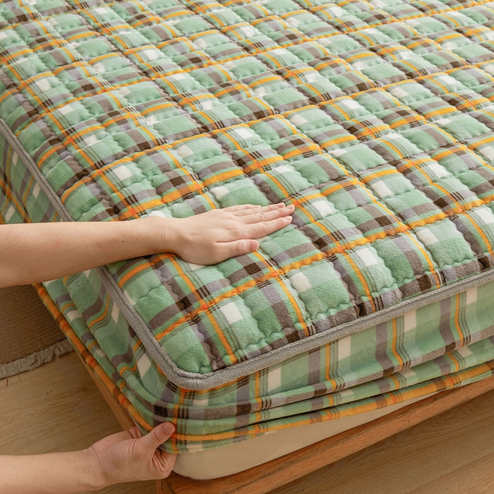 91家纺网 家纺一手货源 找家纺 澳梵家居 2025新款无印风牛奶绒夹棉床笠 青绿黄格纹