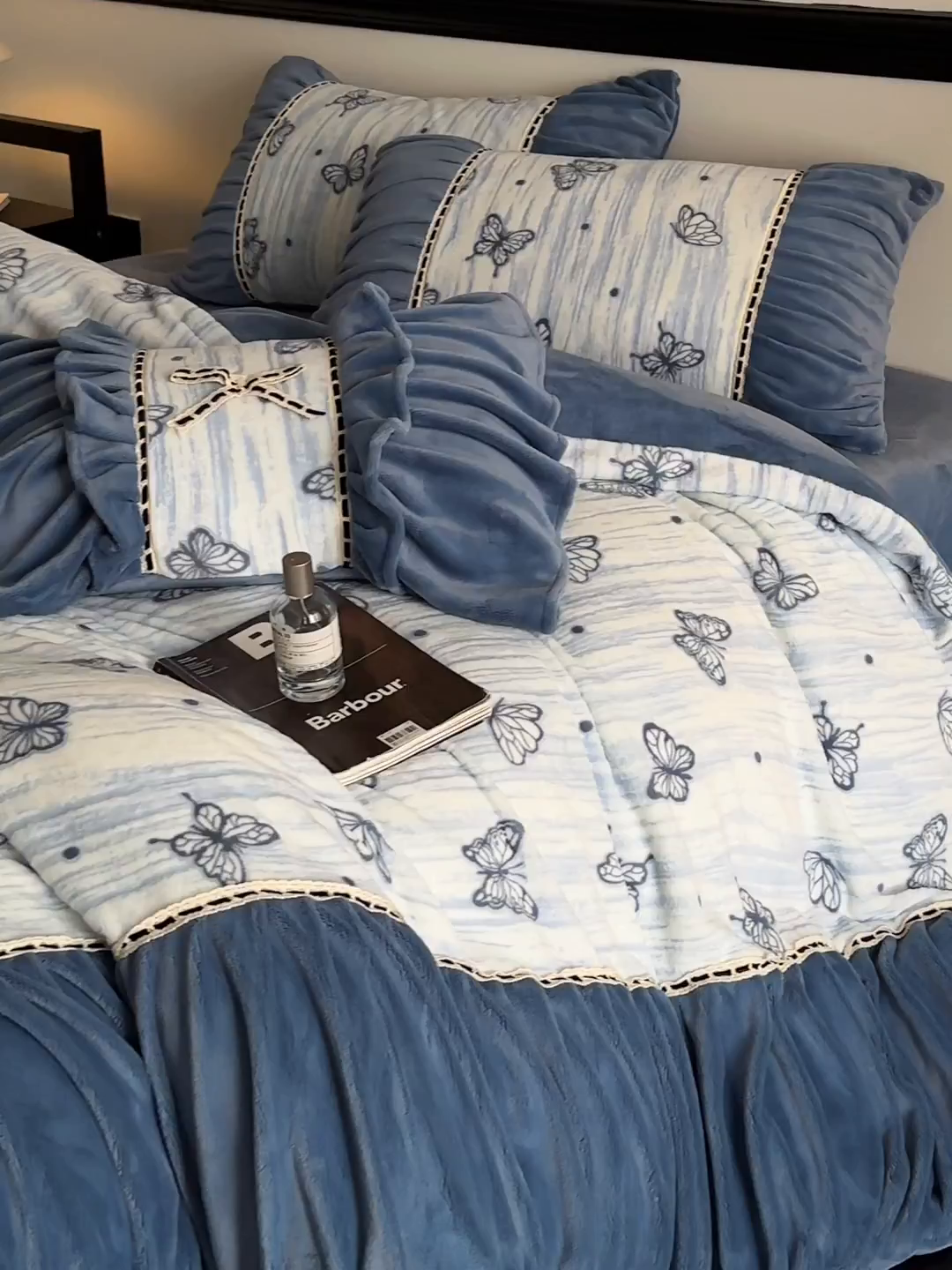 91家纺网 家纺一手货源 找家纺 （总）博纳家纺 2025新款数码印花雕花绒法式皱皱边镂空嵌绳加厚牛奶绒四件套--蝶舞纷飞系列