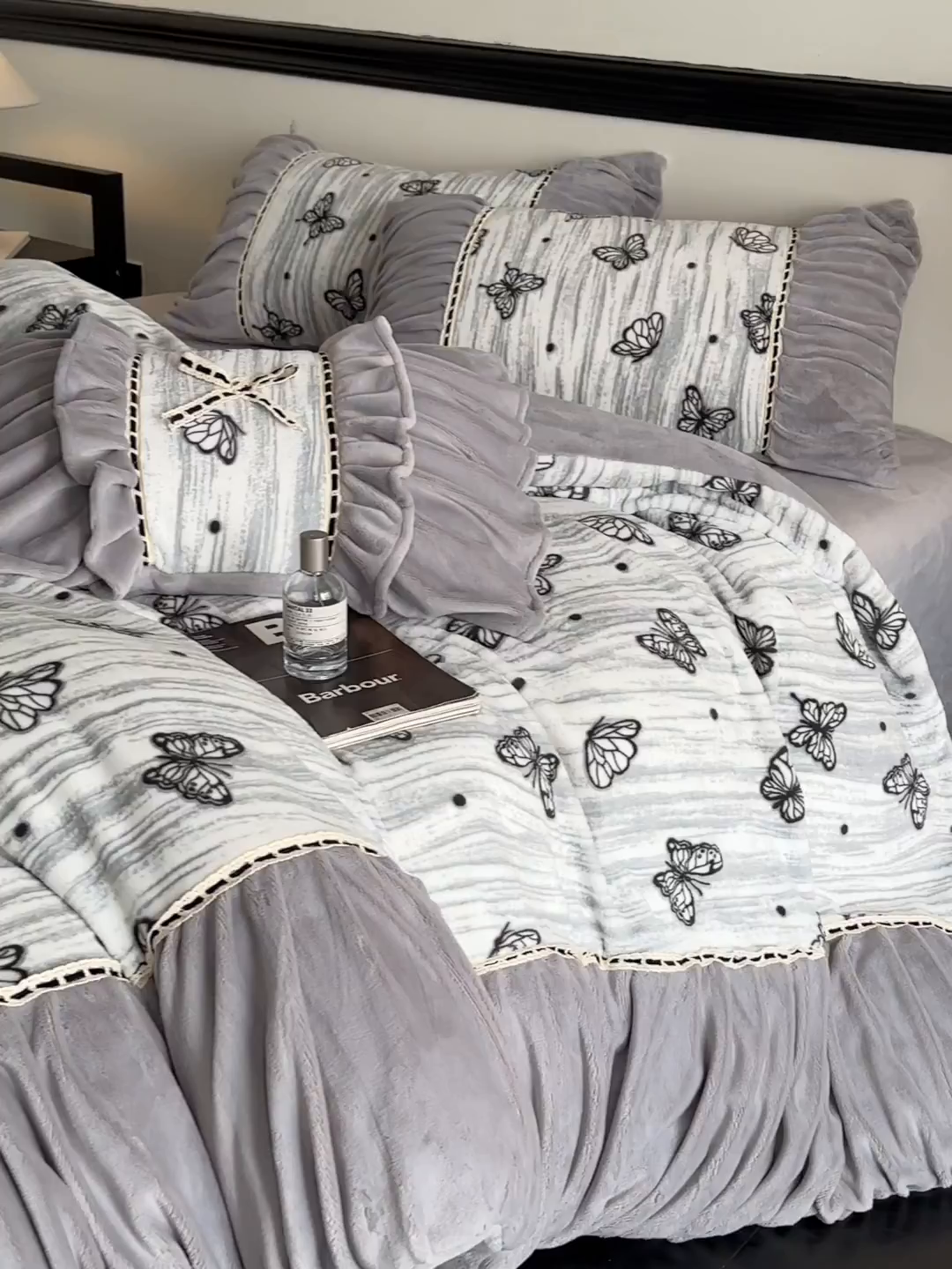 91家纺网 家纺一手货源 找家纺 博纳家纺 2025新款数码印花雕花绒法式皱皱边镂空嵌绳加厚牛奶绒四件套--蝶舞纷飞系列 蝶舞纷飞-高级灰