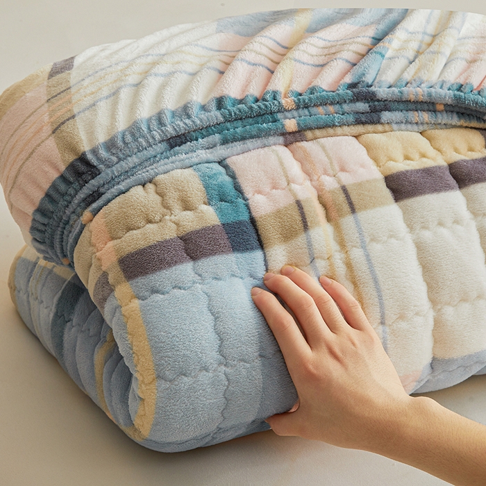 91家纺网 家纺一手货源 找家纺 澳梵家居 2025新款无印风牛奶绒夹棉床笠 雅致格调