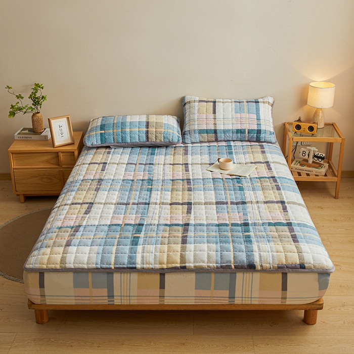 91家纺网 家纺一手货源 找家纺 澳梵家居 2025新款无印风牛奶绒夹棉床笠 雅致格调