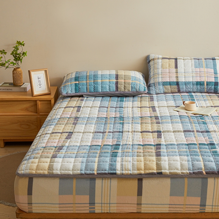 91家纺网 家纺一手货源 找家纺 澳梵家居 2025新款无印风牛奶绒夹棉床笠 雅致格调