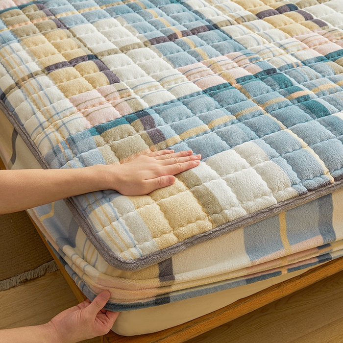 91家纺网 家纺一手货源 找家纺 澳梵家居 2025新款无印风牛奶绒夹棉床笠 雅致格调