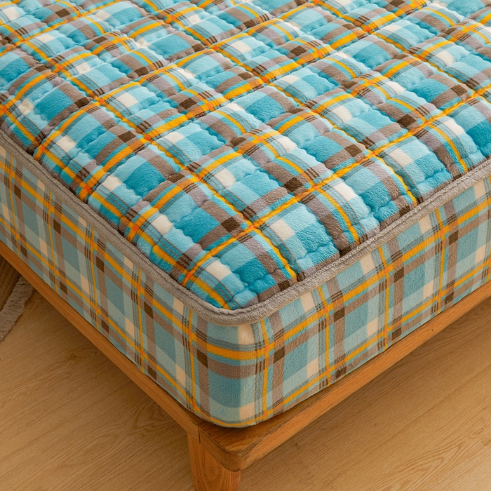 91家纺网 家纺一手货源 找家纺 澳梵家居 2025新款无印风牛奶绒夹棉床笠 幽蓝格调