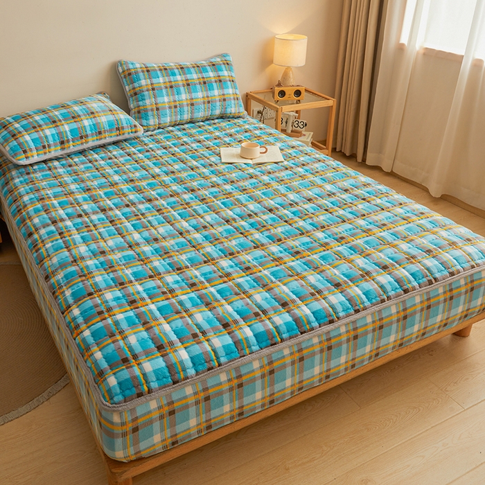 91家纺网 家纺一手货源 找家纺 澳梵家居 2025新款无印风牛奶绒夹棉床笠 幽蓝格调