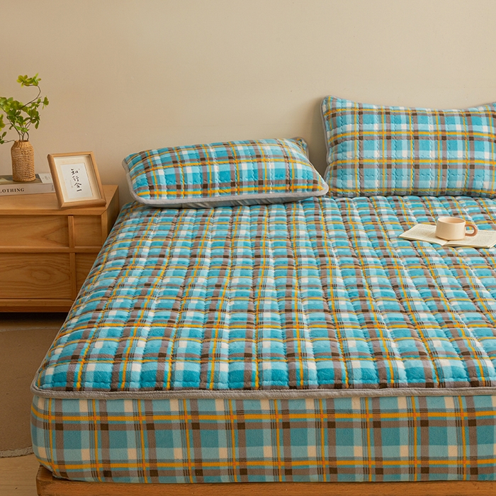 91家纺网 家纺一手货源 找家纺 澳梵家居 2025新款无印风牛奶绒夹棉床笠 幽蓝格调