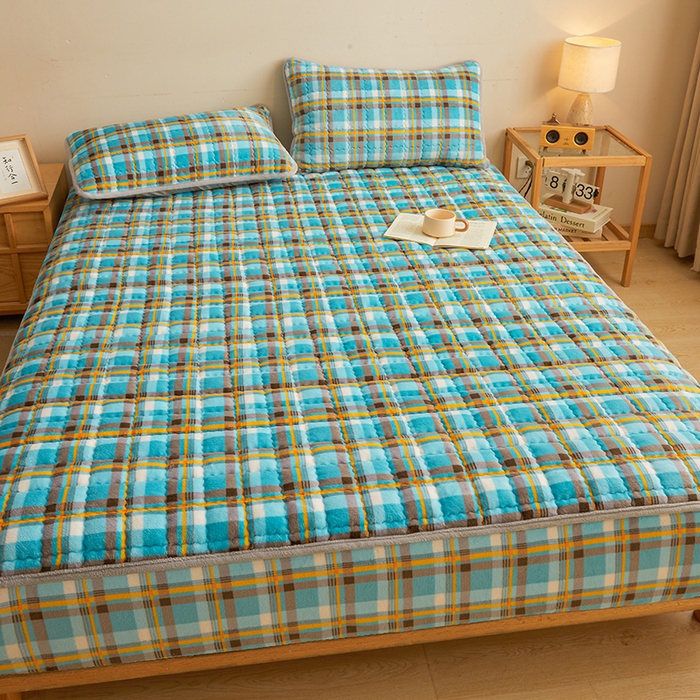 91家纺网 家纺一手货源 找家纺 澳梵家居 2025新款无印风牛奶绒夹棉床笠 幽蓝格调