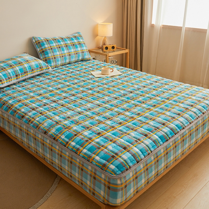 91家纺网 家纺一手货源 找家纺 澳梵家居 2025新款无印风牛奶绒夹棉床笠 幽蓝格调