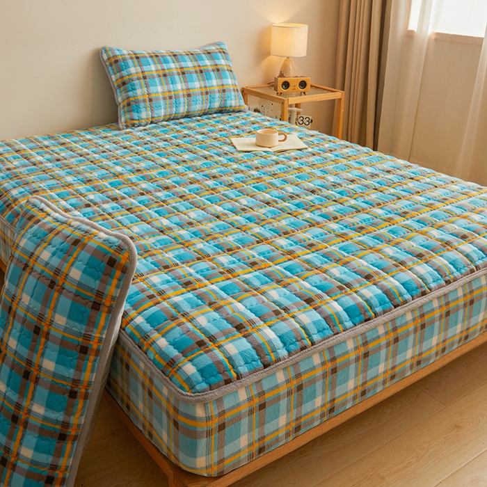 91家纺网 家纺一手货源 找家纺 澳梵家居 2025新款无印风牛奶绒夹棉床笠 幽蓝格调