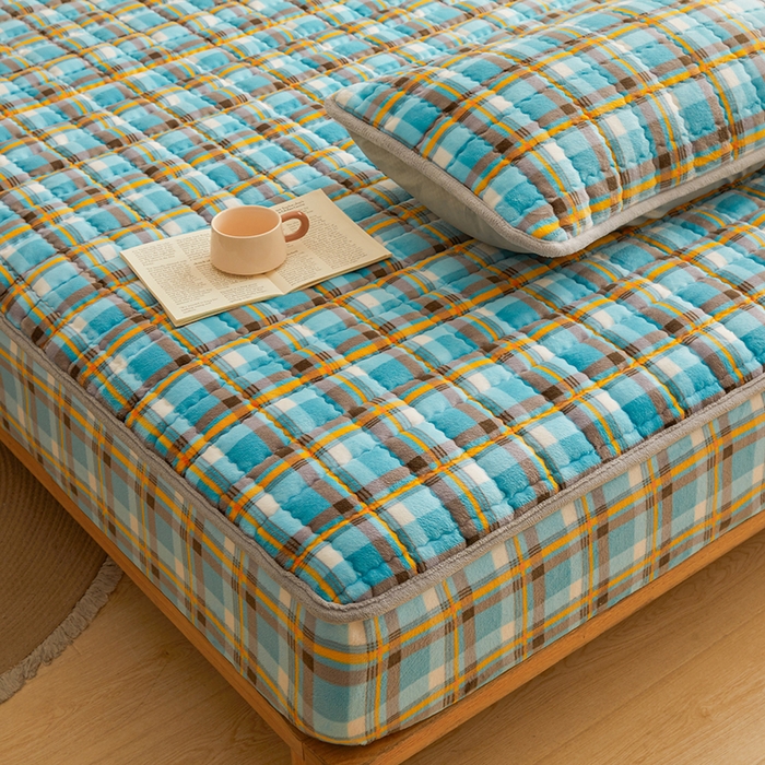 91家纺网 家纺一手货源 找家纺 澳梵家居 2025新款无印风牛奶绒夹棉床笠 幽蓝格调