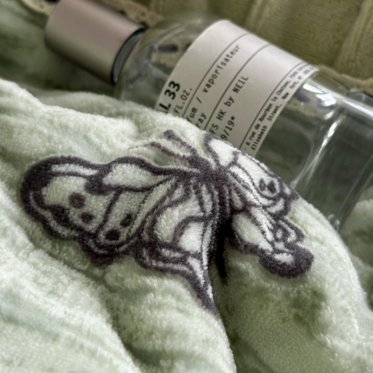 91家纺网 家纺一手货源 找家纺 博纳家纺 2025新款数码印花雕花绒法式皱皱边镂空嵌绳加厚牛奶绒四件套--蝶舞纷飞系列 蝶舞纷飞-优雅绿